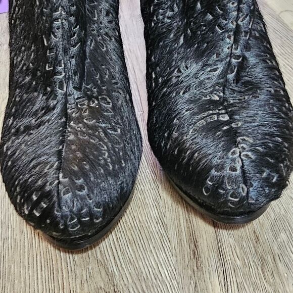 BCBGMaxAzria Ven Ankle Boots Heel Zip Pony Hair Black 8.5B edgy glam rock - Picture 6 of 10